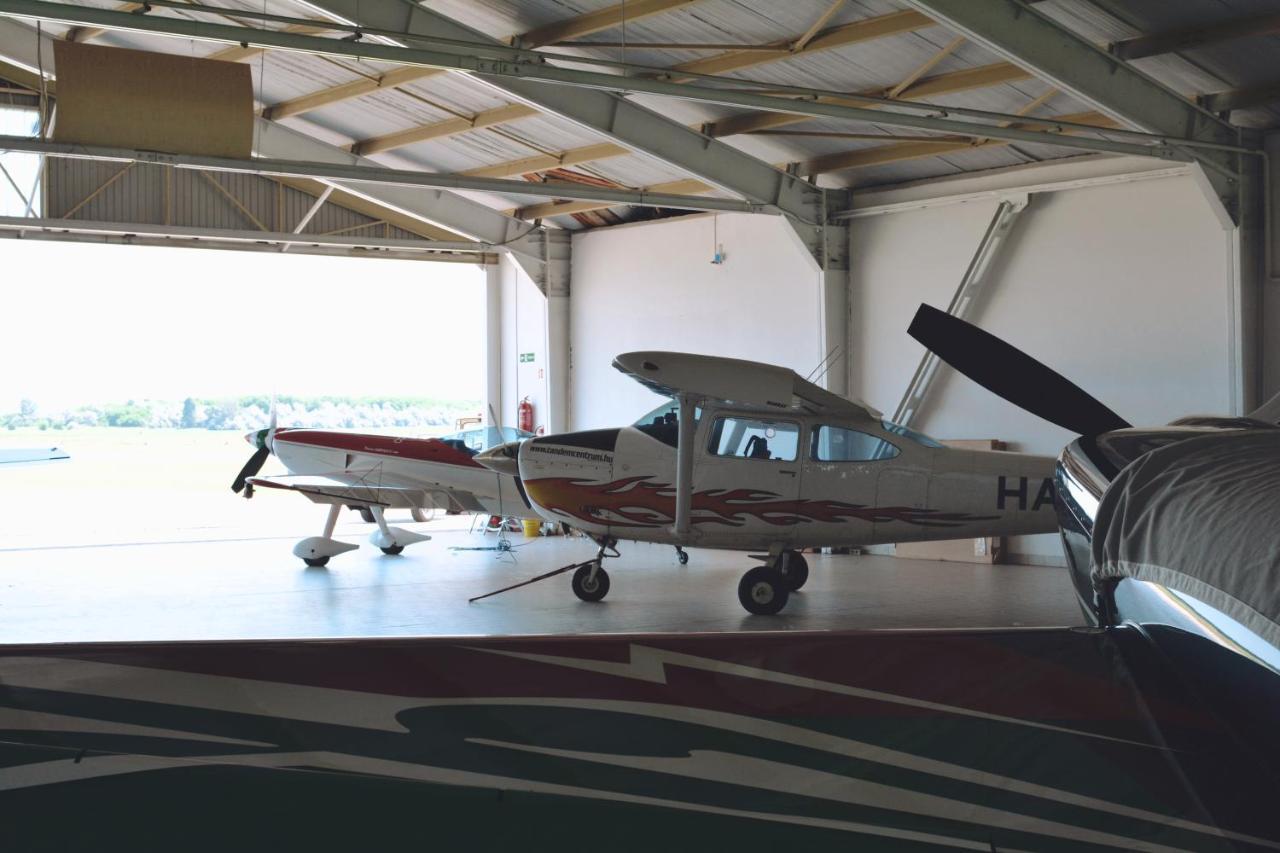 Matkó Airport és Élményközpont Acomodação com café da manhã Exterior foto