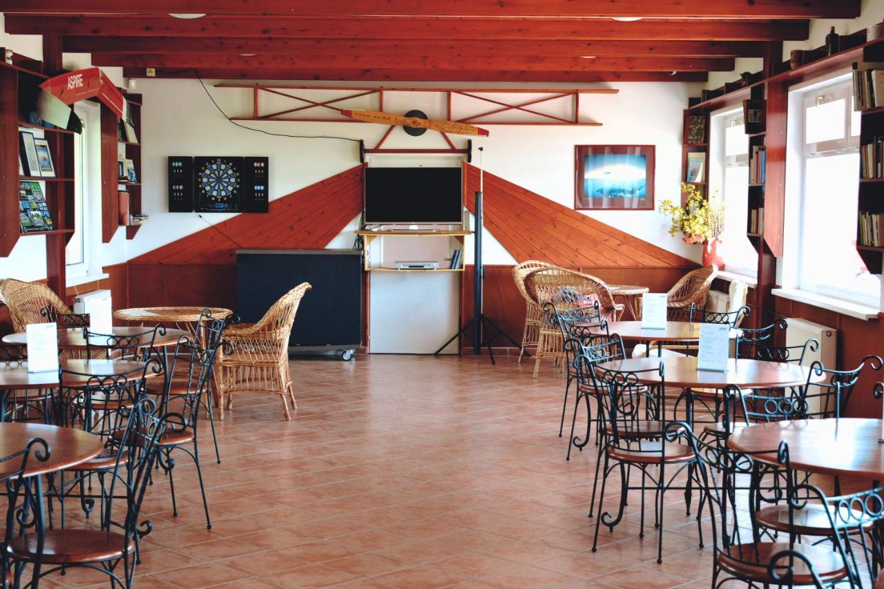 Matkó Airport és Élményközpont Acomodação com café da manhã Exterior foto